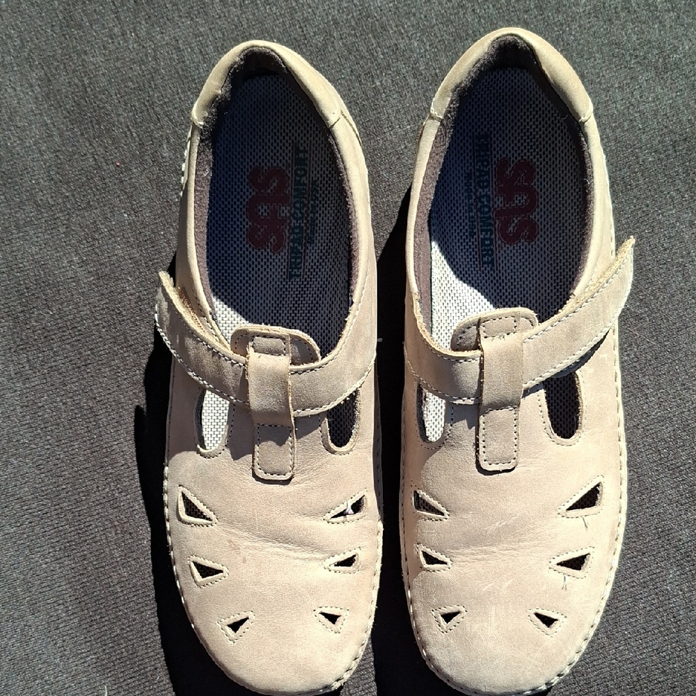 Women's Tan Shoes‎